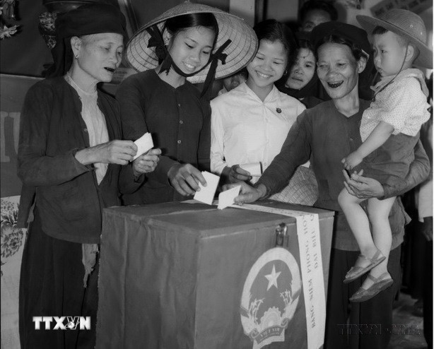 Xã viên Hợp tác xã nông nghiệp Thanh Trì (Hà Nội) phấn khởi đi bỏ phiếu bầu cử đại biểu Quốc hội khóa III (24/6/1964). (Ảnh: Tư liệu TTXVN)