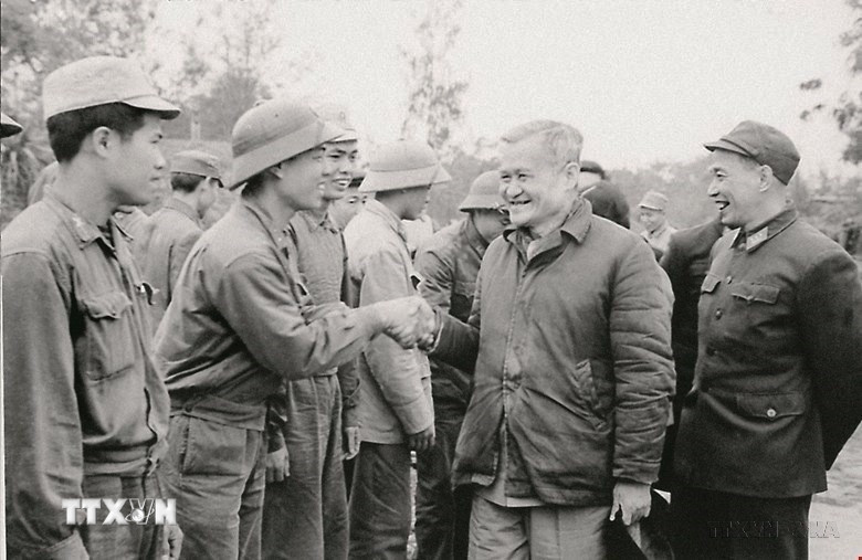 Phó Chủ tịch Ủy ban Thường vụ Quốc hội khóa IV Trần Đăng Khoa (người thứ hai bên phải) thăm bộ đội Phòng không bảo vệ Hà Nội, ngày 14/2/1972. (Ảnh: TTXVN)