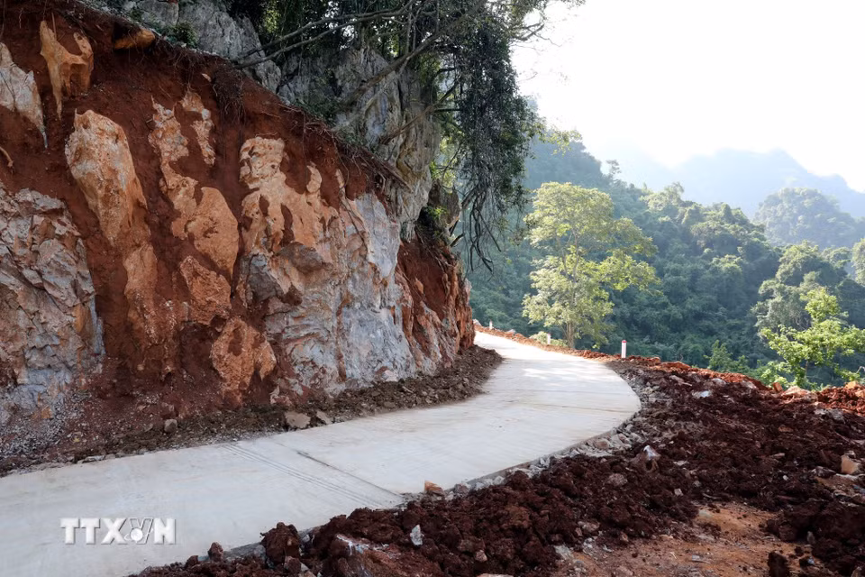 Nhiều đoạn trên tuyến đường vào khu dân cư Lân Nóng, thôn Loi, xã Cai Kinh, tỉnh Lạng Sơn đi xuyên qua núi đá chênh vênh, dốc cao, vực sâu. (Ảnh: Văn Đạt/TTXVN)