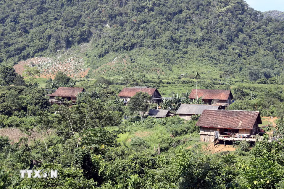 Từ nay, 13 hộ dân người dân tộc Nùng ở khu dân cư Lân Nóng, thôn Loi, xã Cai Kinh, tỉnh Lạng Sơn có điều kiện thuận lợi để giao thương hàng hóa, phát triển du lịch cộng đồng, nâng cao thu nhập và đời sống. (Ảnh: Văn Đạt/TTXVN)