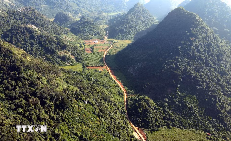 Đường vào khu dân cư Lân Nóng, thôn Loi, xã Cai Kinh, tỉnh Lạng Sơn được đặt tên là “con đường hạnh phúc” kết nối giao thương, tạo điều kiện để đồng bào vùng cao phát triển kinh tế, xóa đói giảm nghèo. (Ảnh: Văn Đạt/TTXVN)