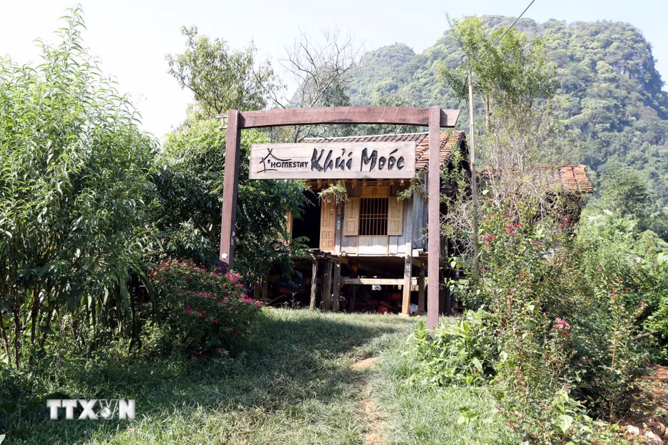 Có đường mới, người dân ở khu dân cư Lân Nóng, thôn Loi, xã Cai Kinh, tỉnh Lạng Sơn đã bắt tay vào làm du lịch cộng đồng, xây dựng các homestay để thu hút du khách về tham quan, nghỉ dưỡng. (Ảnh: Văn Đạt/TTXVN)