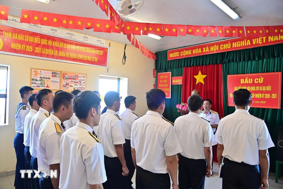 Cử tri trên Nhà giàn DK1/9 nghe phổ biến các quy định bầu cử. (Ảnh: TTXVN phát)