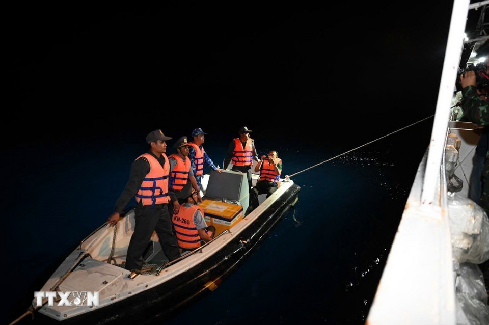 Tổ bầu cử di chuyển từ tàu Kiểm ngư 260 sang tàu Cảnh sát biển 6008 để tổ chức công tác bầu cử. (Ảnh: TTXVN phát)