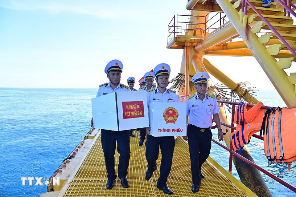 Tổ bầu cử mang thùng phiếu và vật tư trang bị lên nhà giàn DK1/9. (Ảnh: TTXVN phát)