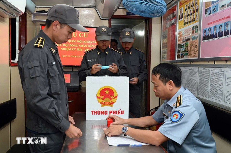 Cử tri trên tàu Cảnh sát biển 6008 thực hiện quyền và nghĩa vụ bầu cử của mình. (Ảnh: TTXVN phát)