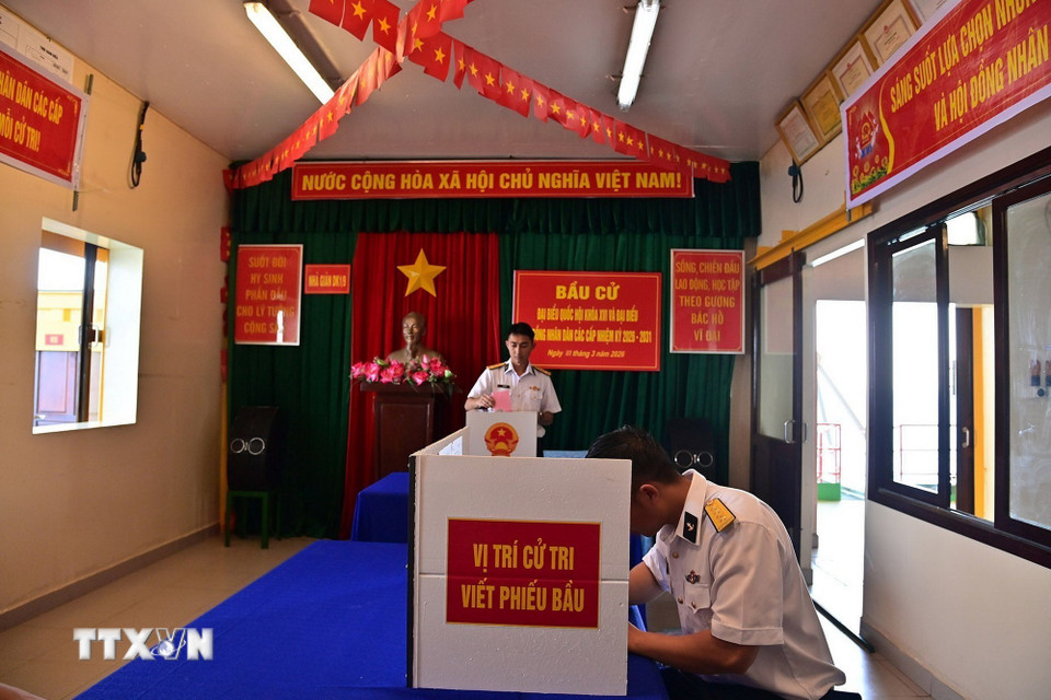 Cử tri trên Nhà giàn DK1/9 thực hiện bỏ phiếu bầu. (Ảnh: TTXVN phát)