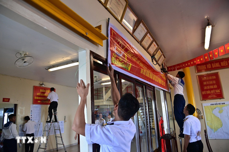 Trang trí phòng bầu cử trên nhà giàn DK1/9. (Ảnh: TTXVN phát)