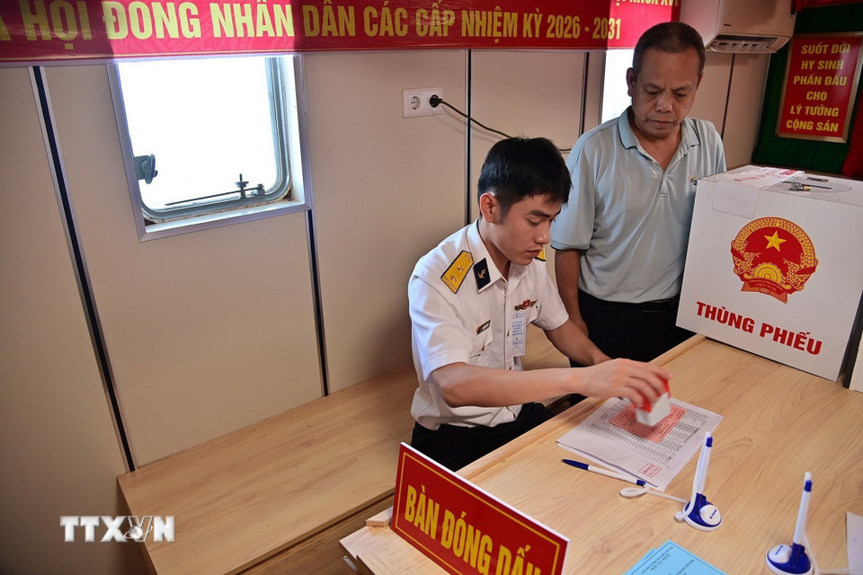 Đóng dấu cử tri tàu Hải An 68 hoàn thành quyền và nghĩa vụ công dân. (Ảnh: TTXVN phát)