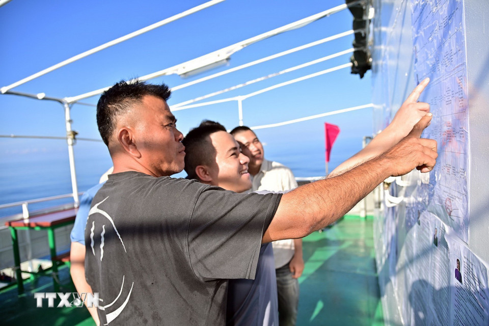 Cử tri tàu Hải An 68 tìm hiểu danh sách niêm yết các ứng viên Đại biểu Quốc hội khóa XVI và đại biểu Hội đồng Nhân dân Thành phố Hồ Chí Minh nhiệm kỳ 2026-2031. (Ảnh: TTXVN phát)