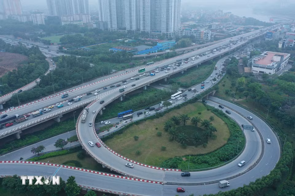 Lượng xe lưu thông ùn ứ ở nút giao thông Pháp Vân-Cầu Giẽ. (Ảnh: Minh Đức/TTXVN)