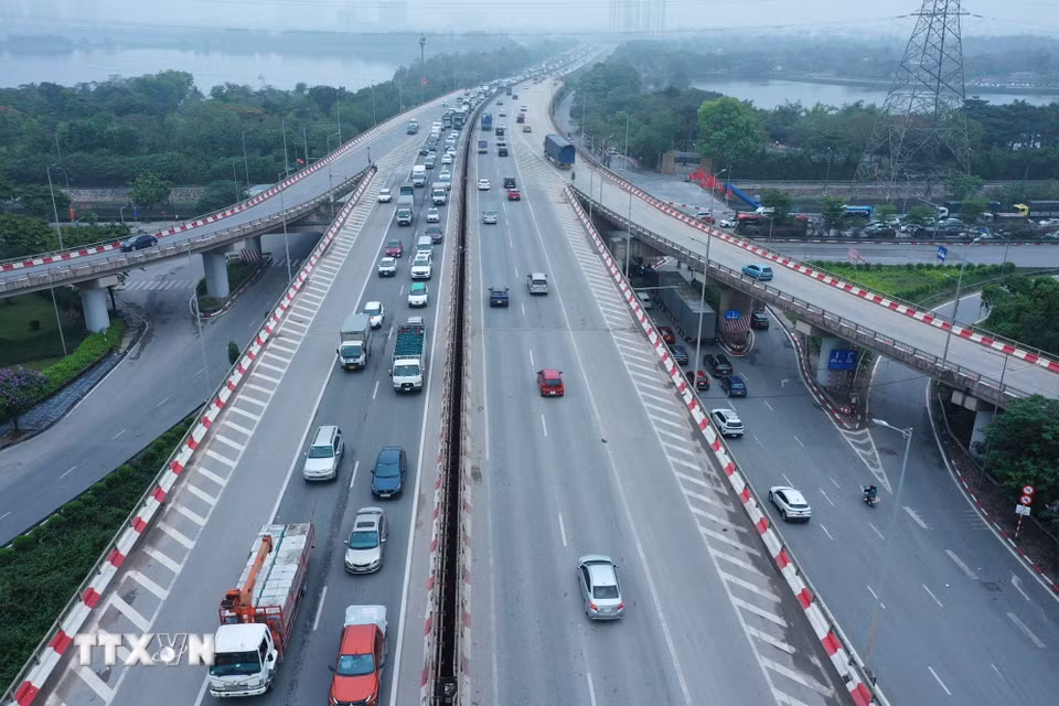 Lượng xe lưu thông ùn ứ ở nút giao thông Pháp Vân-Cầu Giẽ. (Ảnh: Minh Đức/TTXVN)