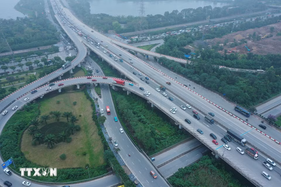 Lượng xe lưu thông ùn ứ ở nút giao thông Pháp Vân-Cầu Giẽ. (Ảnh: Minh Đức/TTXVN)