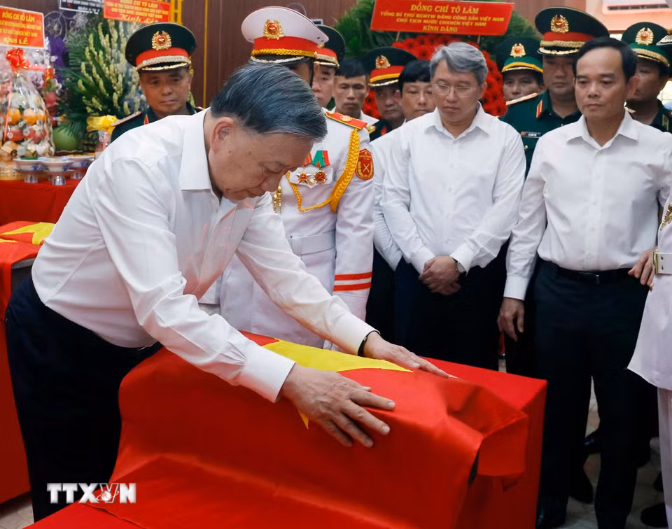 Tổng Bí thư, Chủ tịch nước Tô Lâm thực hiện nghi thức tại Nhà quàn hài cốt các liệt sỹ. (Ảnh: Thống Nhất/TTXVN)