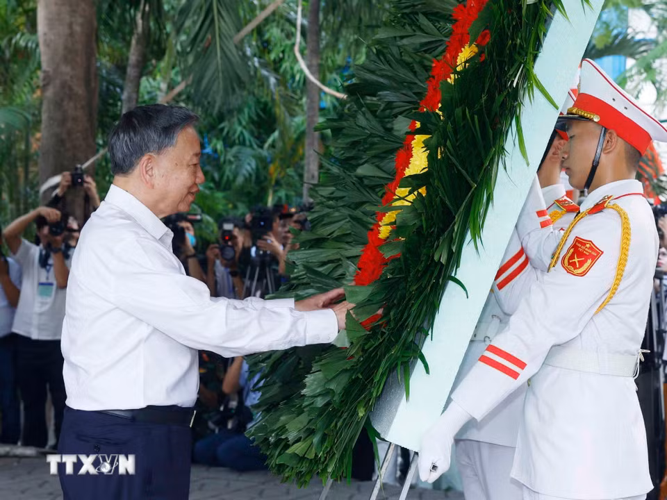 Tổng Bí thư, Chủ tịch nước Tô Lâm dâng hoa tưởng niệm Tổng Bí thư Trần Phú. (Ảnh: Thống Nhất/TTXVN)