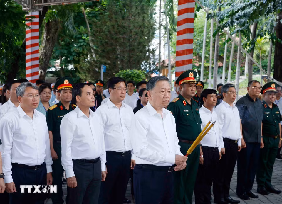 Tổng Bí thư, Chủ tịch nước Tô Lâm và các đại biểu dâng hương tưởng niệm Tổng Bí thư Trần Phú. (Ảnh: Thống Nhất/TTXVN)