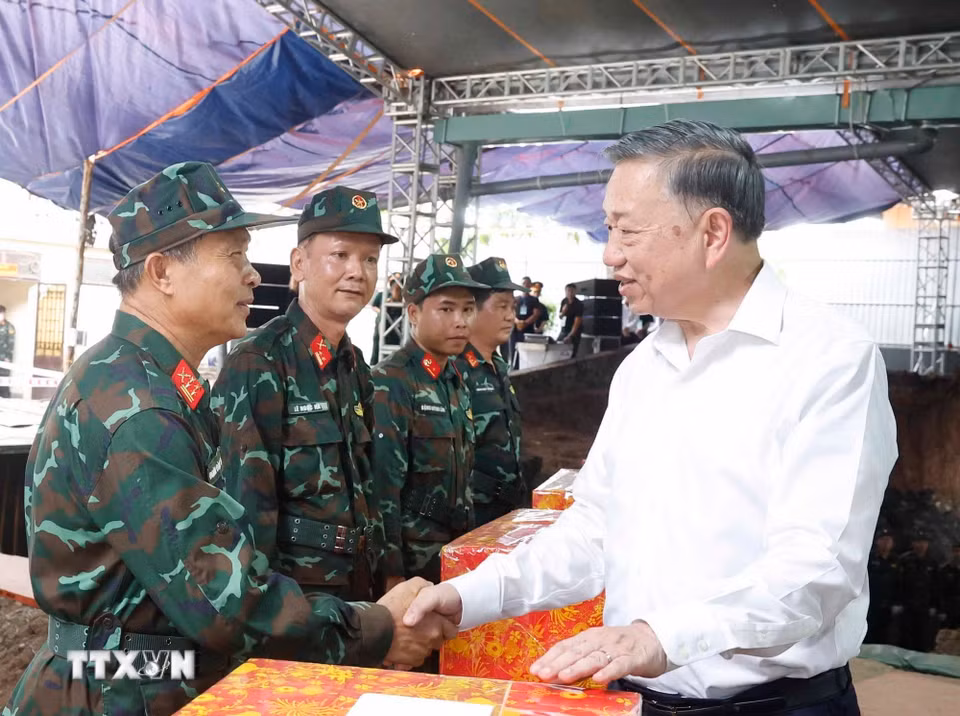 Tổng Bí thư, Chủ tịch nước Tô Lâm thăm hỏi, tặng quà cho các lực lượng chức năng đang ngày đêm tìm kiếm, quy tập hài cốt liệt sỹ tại Công viên Lê Thị Riêng. (Ảnh: Thống Nhất/TTXVN)