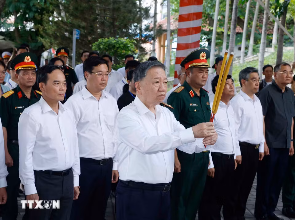 Tổng Bí thư, Chủ tịch nước Tô Lâm và các đại biểu dâng hương tưởng niệm Tổng Bí thư Trần Phú. (Ảnh: Thống Nhất/TTXVN)