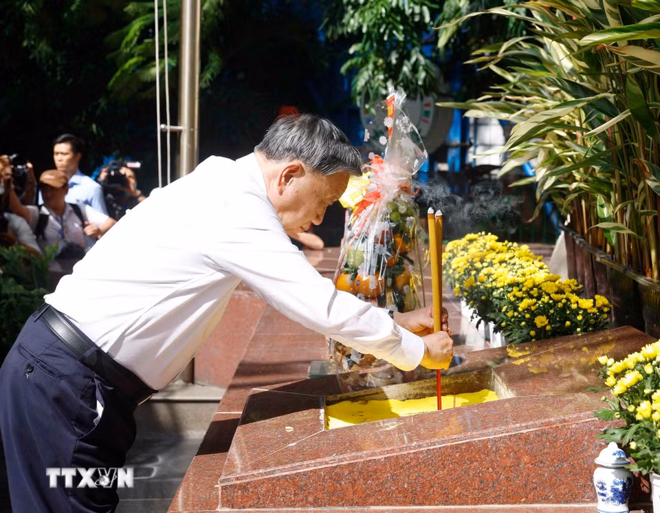 Tổng Bí thư, Chủ tịch nước Tô Lâm dâng hương tưởng niệm Tổng Bí thư Trần Phú. (Ảnh: Thống Nhất/TTXVN)