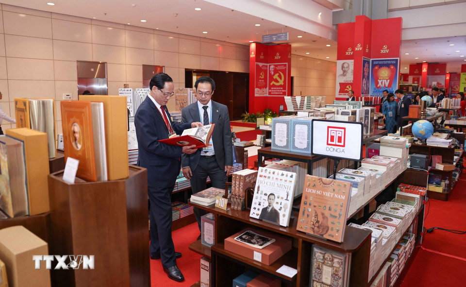 Các đại biểu tham quan Trưng bày sách, báo chào mừng Đại hội đại biểu toàn quốc lần thứ XIV của Đảng. (Ảnh: TTXVN)