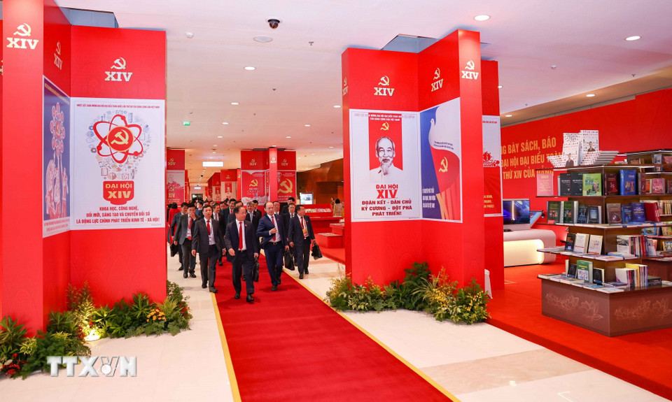 Các đại biểu tham quan Trưng bày sách, báo chào mừng Đại hội đại biểu toàn quốc lần thứ XIV của Đảng. (Ảnh: TTXVN)