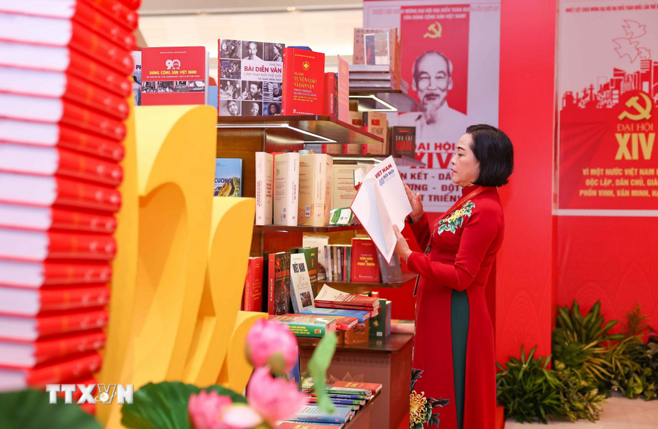 Phó Chủ tịch Quốc hội Nguyễn Thị Thanh tham quan khu trưng bày sách, báo tại Đại hội. (Ảnh: TTXVN)