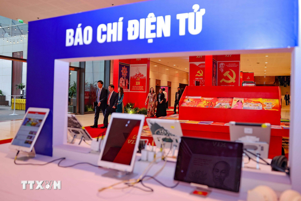 Trưng bày sách, báo chào mừng Đại hội đại biểu toàn quốc lần thứ XIV của Đảng. (Ảnh: TTXVN)