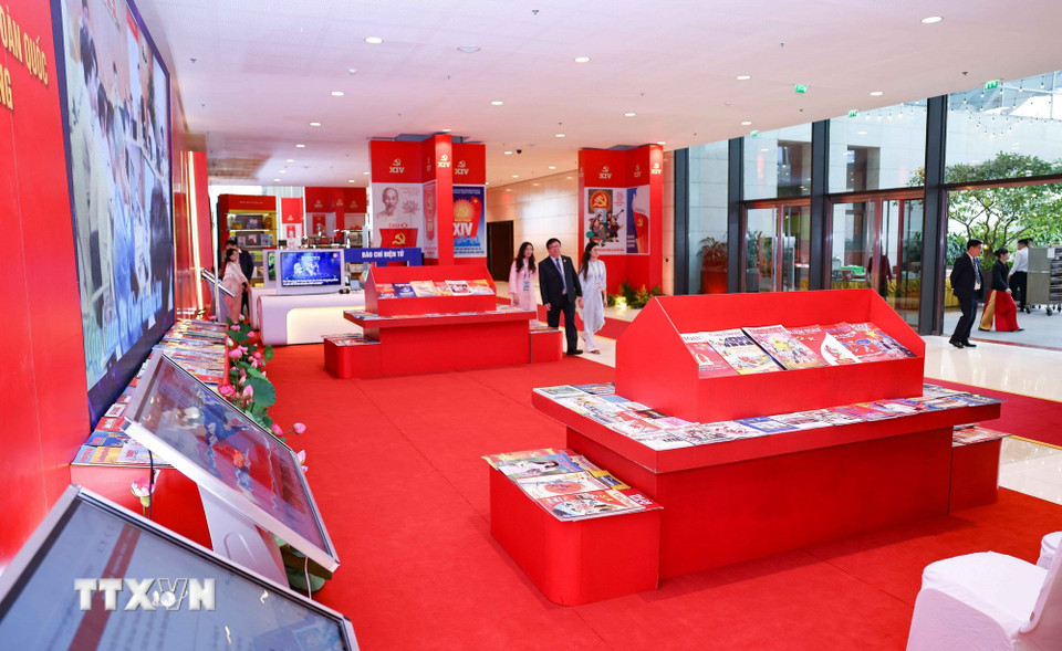 Trưng bày sách, báo chào mừng Đại hội đại biểu toàn quốc lần thứ XIV của Đảng. (Ảnh: TTXVN)