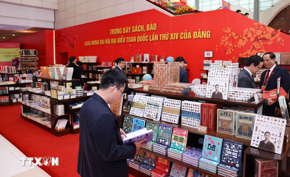 Các đại biểu tham quan Trưng bày sách, báo chào mừng Đại hội đại biểu toàn quốc lần thứ XIV của Đảng. (Ảnh: TTXVN)
