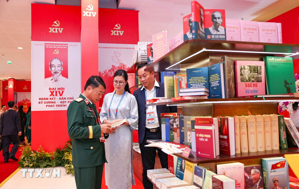 Các đại biểu tham quan Trưng bày sách, báo chào mừng Đại hội đại biểu toàn quốc lần thứ XIV của Đảng. (Ảnh: TTXVN)
