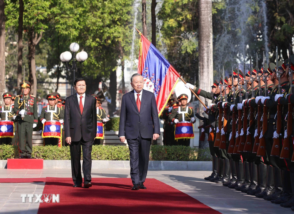 Tổng Bí thư Tô Lâm và Tổng Bí thư, Chủ tịch nước Lào Thongloun Sisoulith duyệt Đội danh dự Quân đội Nhân dân Lào. (Ảnh: Thống Nhất/TTXVN)