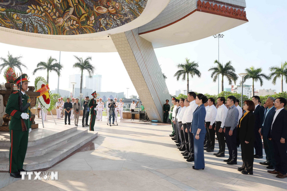 Thường trực Ban Bí thư Trần Cẩm Tú cùng các lãnh đạo Trung ương và địa phương Dâng hương tại Đài tưởng niệm thành phố. (Ảnh: Phương Hoa/TTXVN)