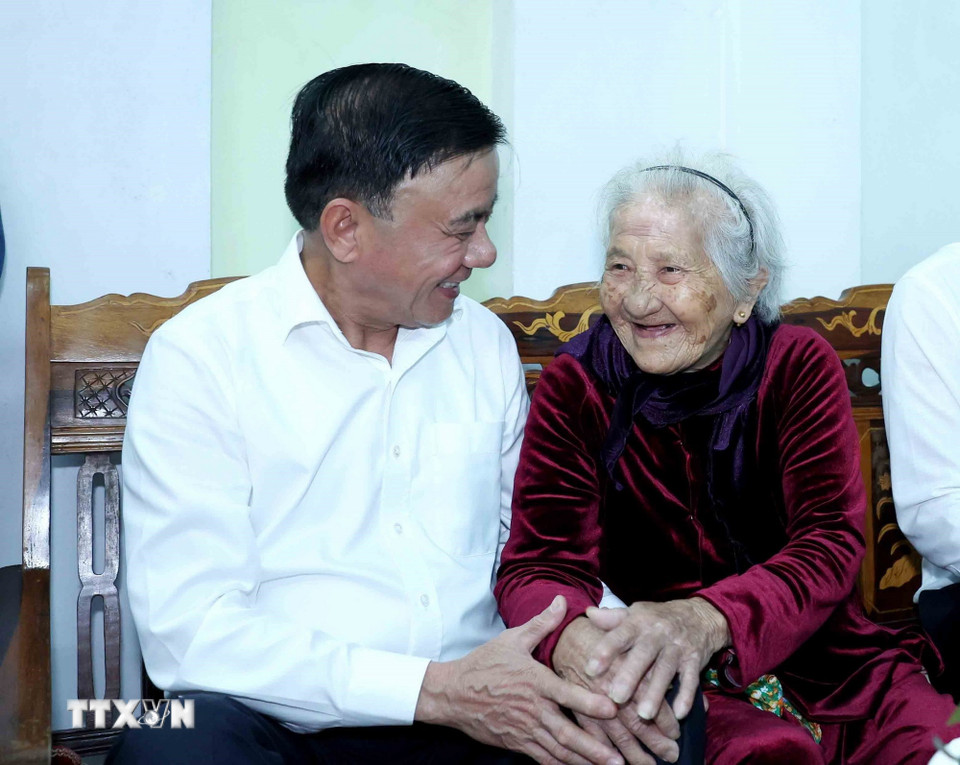 Thường trực Ban Bí thư Trần Cẩm Tú thăm, chúc Tết Mẹ Việt Nam Anh hùng Nguyễn Thị Sự. (Ảnh: Phương Hoa/TTXVN)