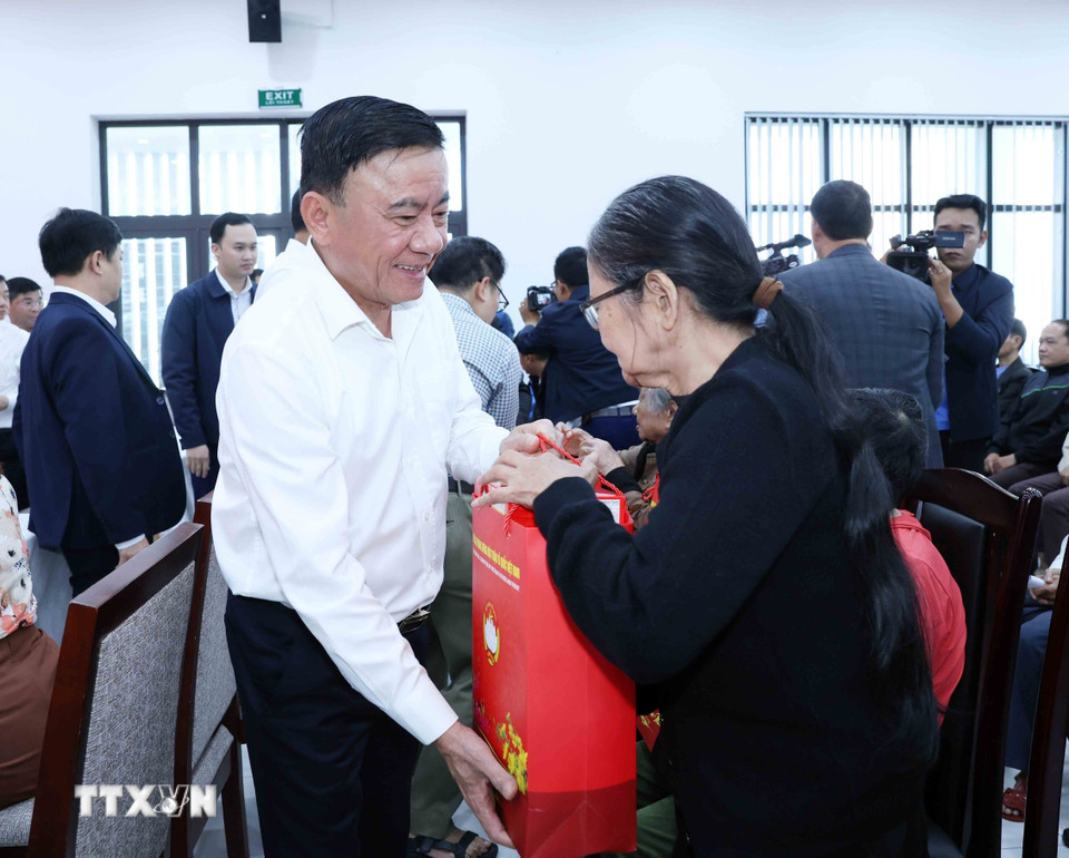 Ủy viên Bộ Chính trị, Thường trực Ban Bí thư Trần Cẩm Tú tặng quà các gia đình chính sách, hộ nghèo tại thành phố Đà Nẵng. (Ảnh: Phương Hoa/TTXVN)