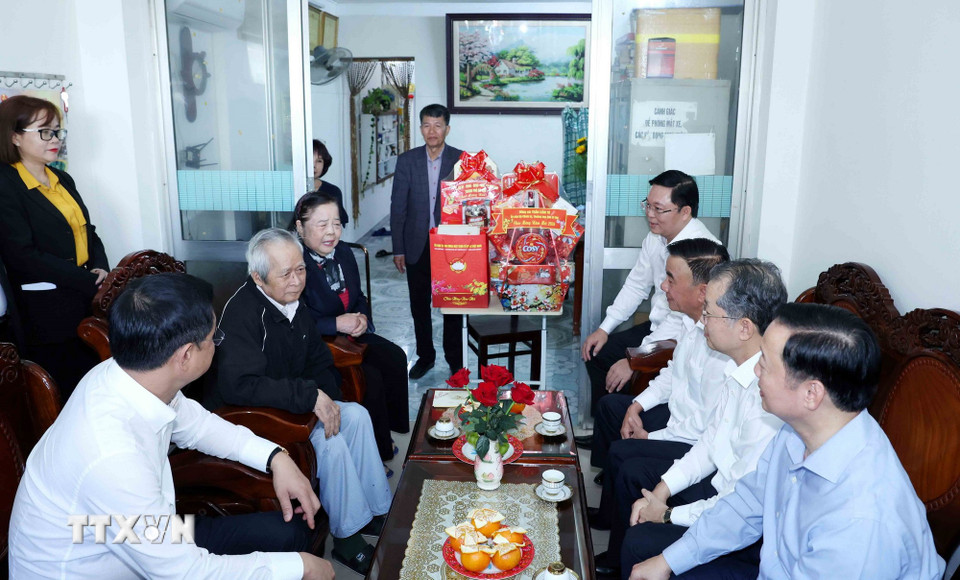 Thường trực Ban Bí thư Trần Cẩm Tú thăm, chúc Tết gia đình Anh hùng Lực lượng Vũ trang Nhân dân Huỳnh Thúc Bá. (Ảnh: Phương Hoa/TTXVN)