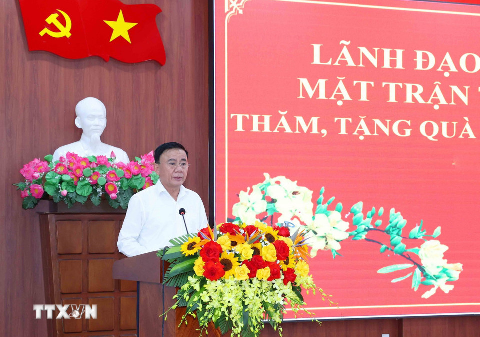 Ủy viên Bộ Chính trị, Thường trực Ban Bí thư Trần Cẩm Tú chúc tết gia đình chính sách, hộ nghèo tại thành phố Đà Nẵng. (Ảnh: Phương Hoa/TTXVN)