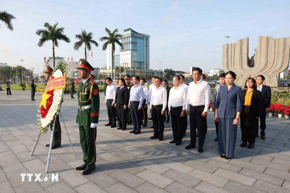 Thường trực Ban Bí thư Trần Cẩm Tú cùng các lãnh đạo Trung ương và địa phương Dâng hương tại Đài tưởng niệm thành phố. (Ảnh: Phương Hoa/TTXVN)