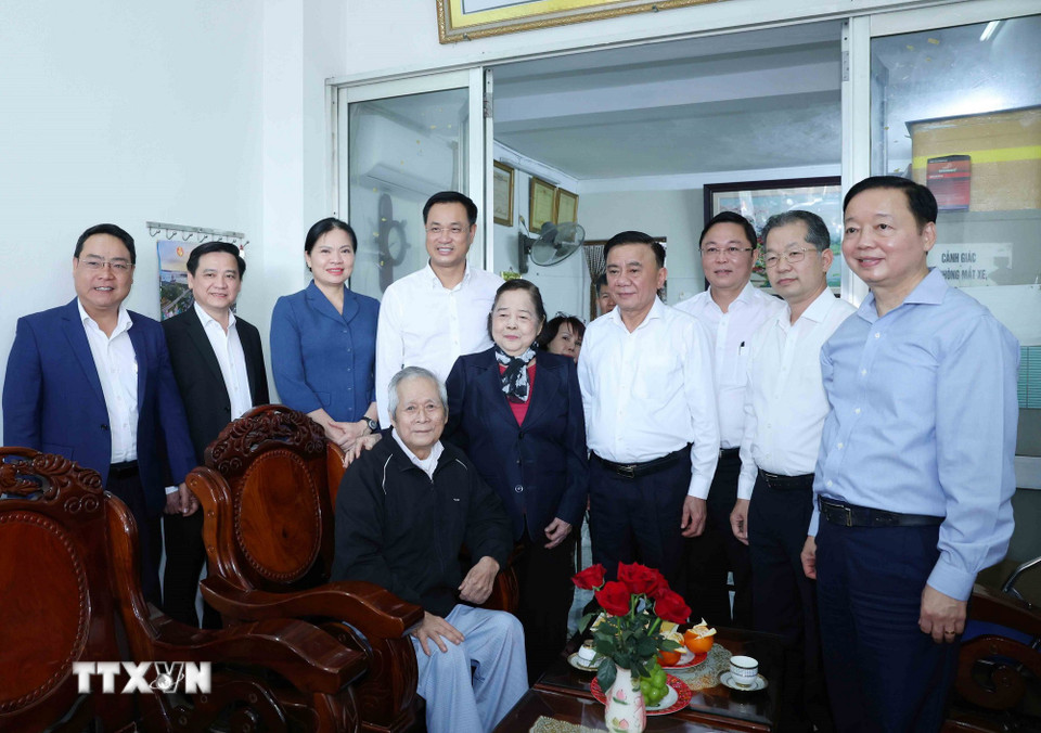 Thường trực Ban Bí thư Trần Cẩm Tú thăm, chúc Tết gia đình Anh hùng Lực lượng Vũ trang Nhân dân Huỳnh Thúc Bá. (Ảnh: Phương Hoa/TTXVN)