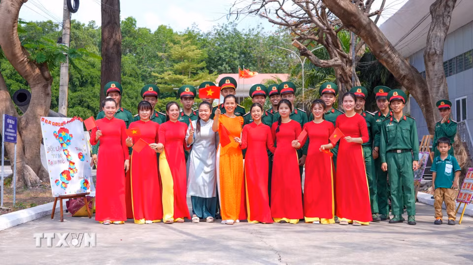 Giáo viên Trường Mầm non Song ngữ Paris cùng cán bộ, chiến sỹ Trung đoàn 4, Sư đoàn 5 tại hoạt động ngoại khóa hướng tới kỷ niệm 51 năm Ngày Giải phóng miền Nam, thống nhất đất nước (30/4/1975-30/4/2026). (Ảnh: Minh Phú/TTXVN)