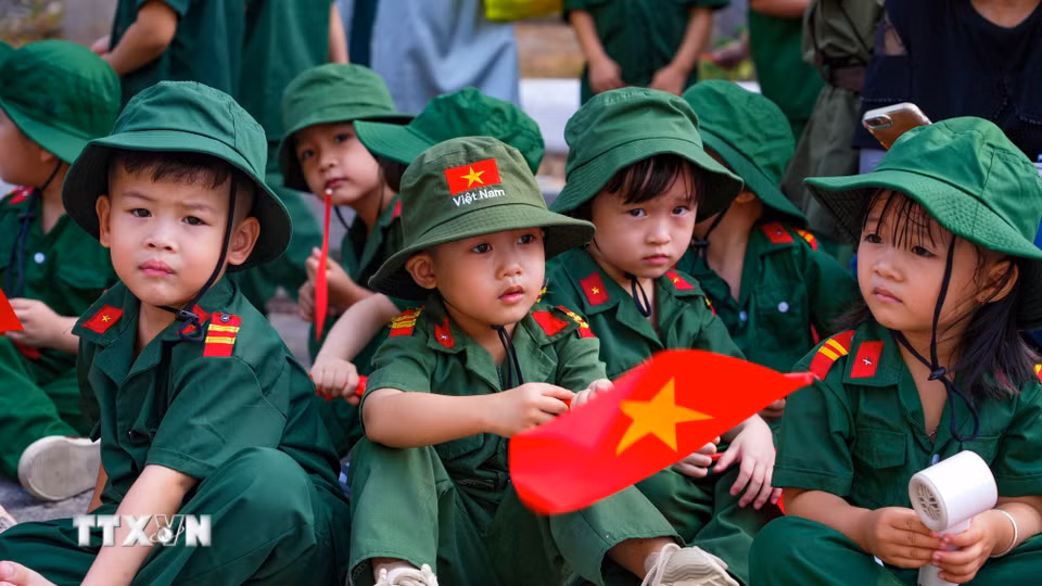 Những “chiến sỹ nhí” trong trang phục quân đội tham gia hoạt động trải nghiệm. (Ảnh: Minh Phú/TTXVN)