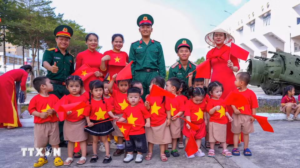 Trẻ em Trường Mầm non Song ngữ Paris (phường Tân Ninh, tỉnh Tây Ninh) rạng rỡ với trang phục cờ đỏ sao vàng trong hoạt động ngoại khóa hướng tới kỷ niệm 51 năm Ngày Giải phóng miền Nam, thống nhất đất nước. (Ảnh: Minh Phú/TTXVN)