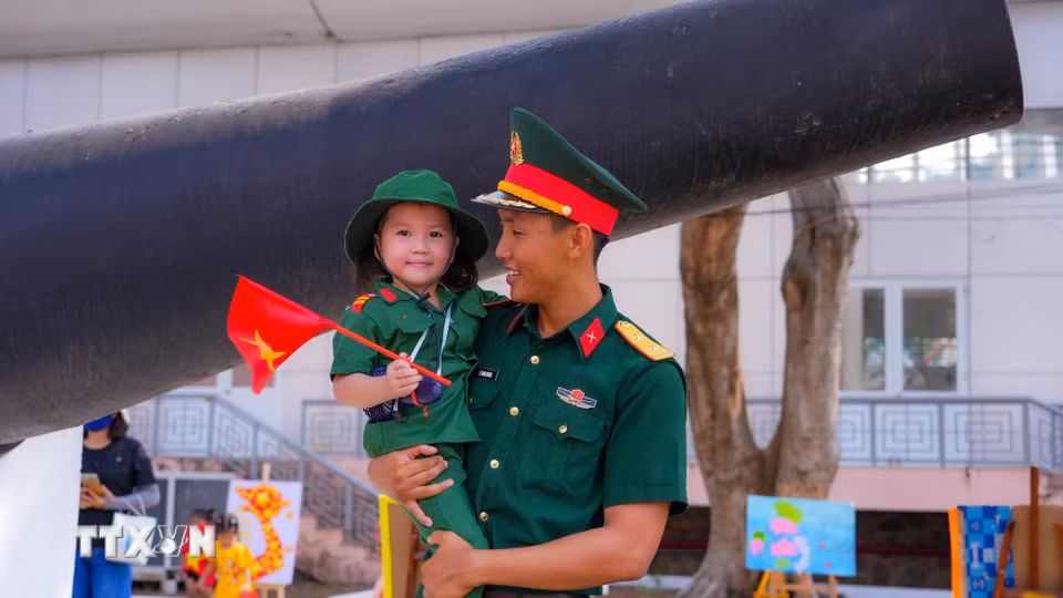 Cán bộ Trung đoàn 4, Sư đoàn 5 (Quân khu 7) và học sinh Trường Mầm non Song ngữ Paris tại hoạt động ngoại khóa hướng tới kỷ niệm 51 năm Ngày Giải phóng miền Nam, thống nhất đất nước. (Ảnh: Minh Phú/TTXVN)