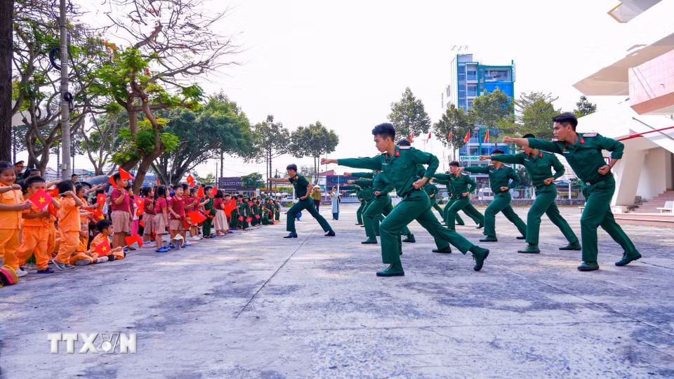 Chiến sỹ Trung đoàn 4, Sư đoàn 5, biểu diễn võ thể dục Quân đội trong chương trình ngoại khóa. (Ảnh: Minh Phú/TTXVN)