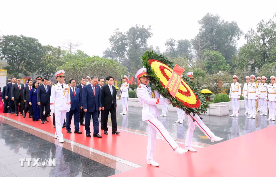 Lãnh đạo Đảng, Nhà nước và Đại biểu Quốc hội đặt vòng hoa tưởng niệm các Anh hùng, liệt sỹ. (Ảnh: Phạm Kiên/TTXVN)