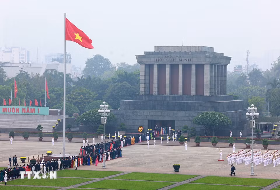 Đại biểu Quốc hội khóa XVI vào Lăng viếng Chủ tịch Hồ Chí Minh. (Ảnh: Dương Giang/TTXVN)