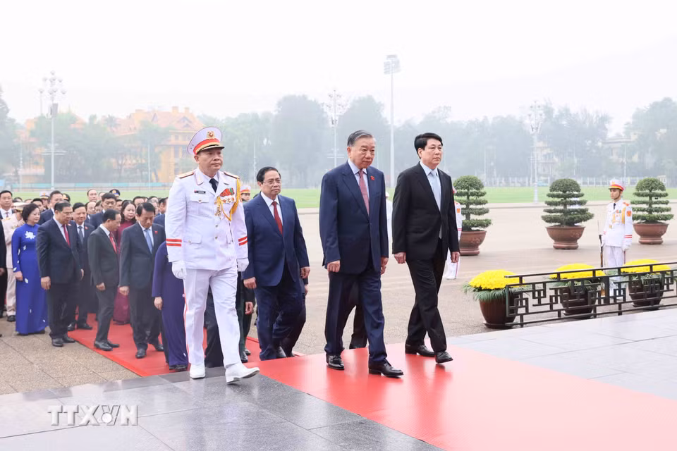 Tổng Bí thư Tô Lâm dẫn đầu Đoàn Đại biểu Quốc hội khóa XVI vào Lăng viếng Chủ tịch Hồ Chí Minh. (Ảnh: An Đăng/TTXVN)