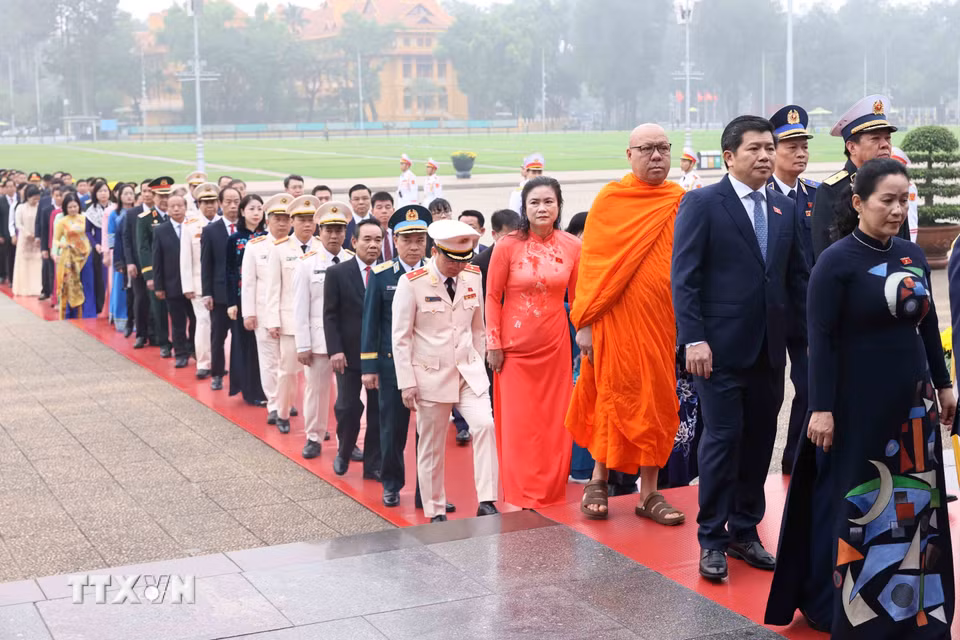 Các đại biểu Quốc hội khóa XVI vào Lăng viếng Chủ tịch Hồ Chí Minh. (Ảnh: An Đăng/TTXVN)