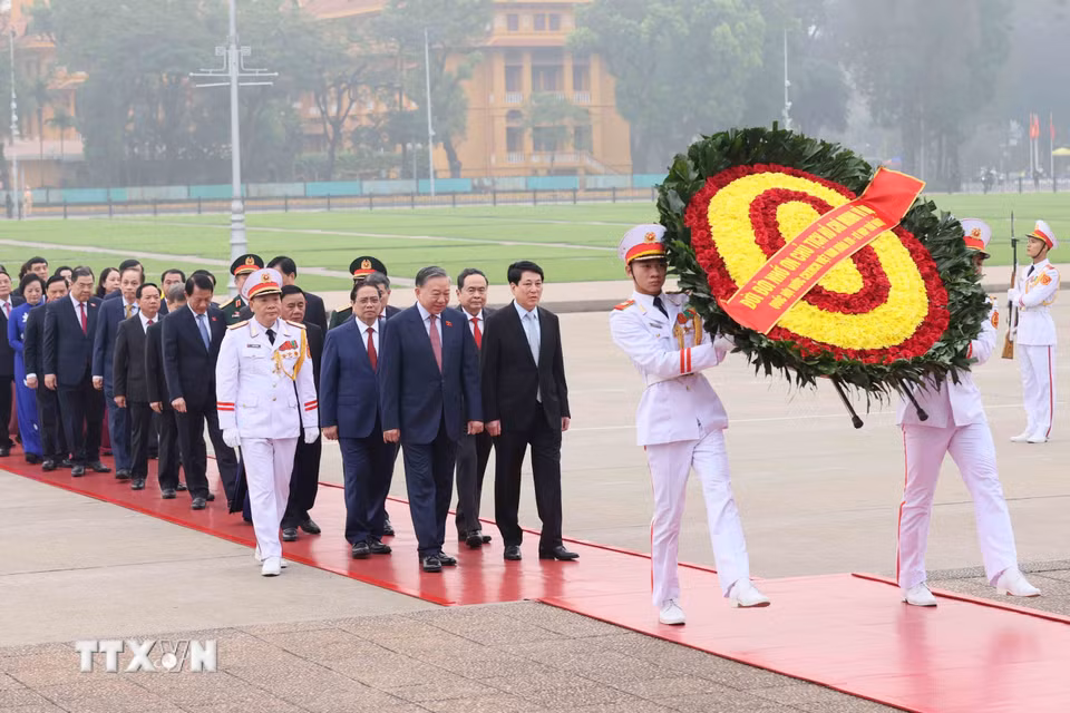 Tổng Bí thư Tô Lâm cùng các đồng chí Lãnh đạo Đảng, Nhà nước và Đại biểu Quốc hội khóa XVI đến đặt vòng hoa và vào Lăng viếng Chủ tịch Hồ Chí Minh. (Ảnh: An Đăng/TTXVN)