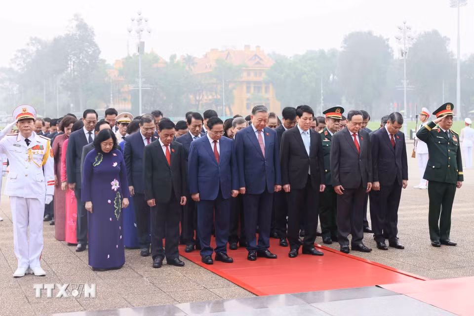 Tổng Bí thư Tô Lâm cùng các đồng chí Lãnh đạo Đảng, Nhà nước và Đại biểu Quốc hội khóa XVI kính cẩn tưởng niệm Chủ tịch Hồ Chí Minh. (Ảnh: An Đăng/TTXVN)