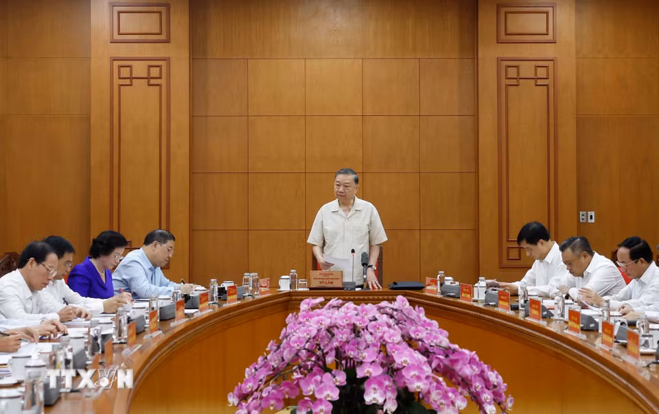 Sáng 6/8, Tổng Bí thư, Chủ tịch nước Tô Lâm chủ trì làm việc với Đảng ủy Chính phủ và các cơ quan về thực hiện Nghị quyết số 13-NQ/TW ngày 16/1/2012 của Ban Chấp hành Trung ương Đảng khóa XI và Kết luận số 72-KL/TW ngày 23/2/2024 của Bộ Chính trị khóa XIII về xây dựng kết cấu hạ tầng đồng bộ, nhằm đưa nước ta cơ bản trở thành nước công nghiệp theo hướng hiện đại. (Ảnh: Thống Nhất/TTXVN)